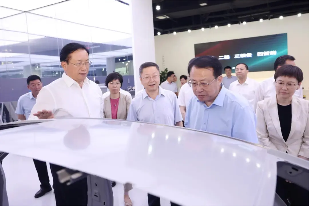 上海市委副書記、市長龔正來鄂交流期間考察華工科技