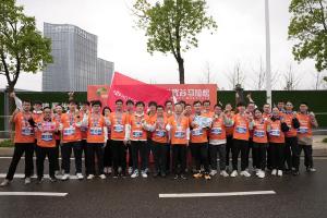 青春接力，向“光”奔跑，華工科技跑團(tuán)燃情2024光谷馬拉松